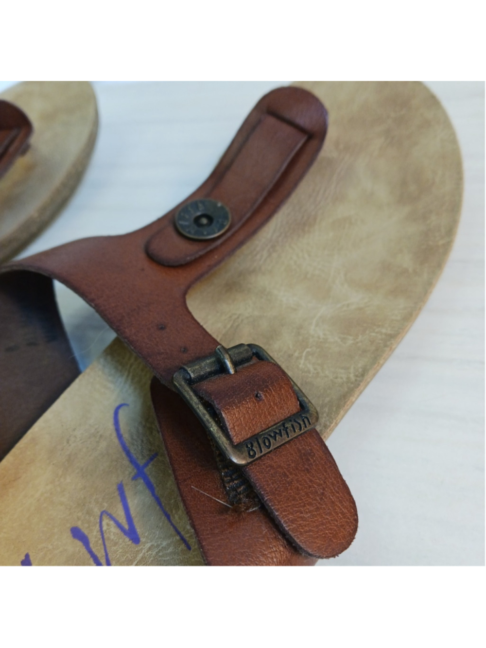 Blowfish Malibu Flip Flops Women's Size 8 T-Strap Thong Sandals Brown Buckle - Picture 7 of 7